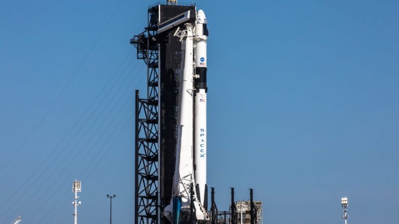 SpaceX Falcon 9 roketi, Crew Dragon'un üstünde 