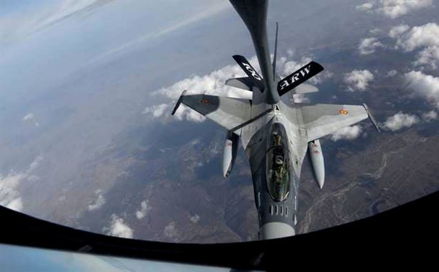KC-135 refeuling Romanian F-16