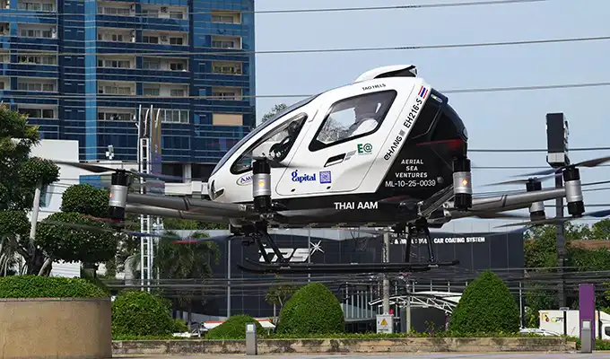 (Air Chief Marshal Manat Chavanaprayoon, Han Kok Juan took a ride on EH216-S pilotless eVTOL)