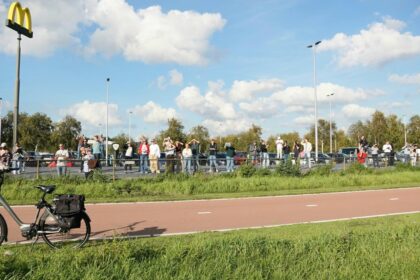 Spotters waiting for the first KLM Airbus A350 landing at Amsterdam-Schiphol |Jeroen Vogelaar